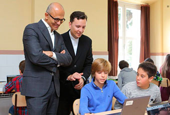 SATYA NADELLA EN EL COLEGIO HERMANOS AMORÓS DE MADRID