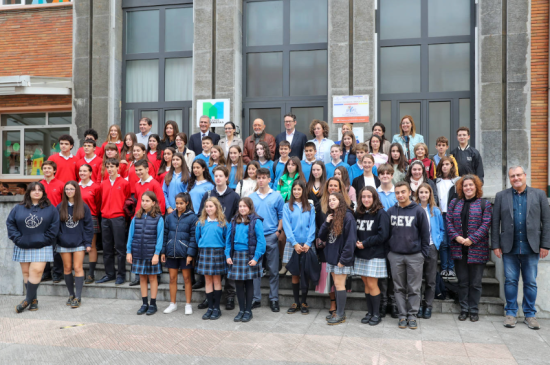 El colegio Sagrada Familia El Pilar (Pola de Lena) recibe a Eduardo Matos Moctezuma, Premio Princesa de Asturias de Ciencias Sociales 2022